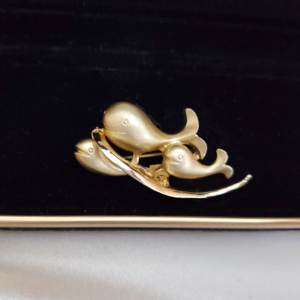 ❤HOST PIC❤ Vintage Brooch Whales ~ Vintage Jewelry ~ Vintage Brooch Fish